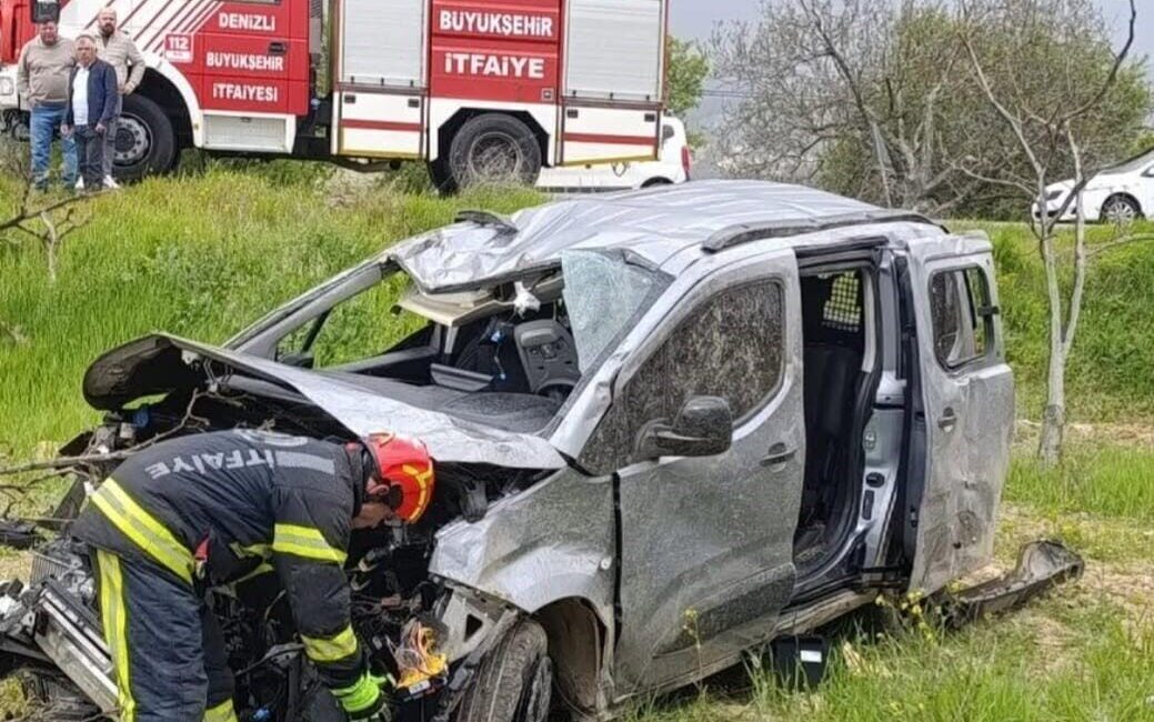 Denizli’de bir sürücünün kontrolünü kaybettiği hafif ticari araç, İsabey Mahallesi’nde