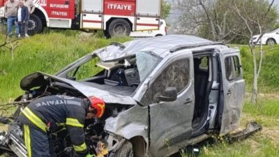 Denizli’de bir sürücünün kontrolünü kaybettiği hafif ticari araç, İsabey Mahallesi’nde