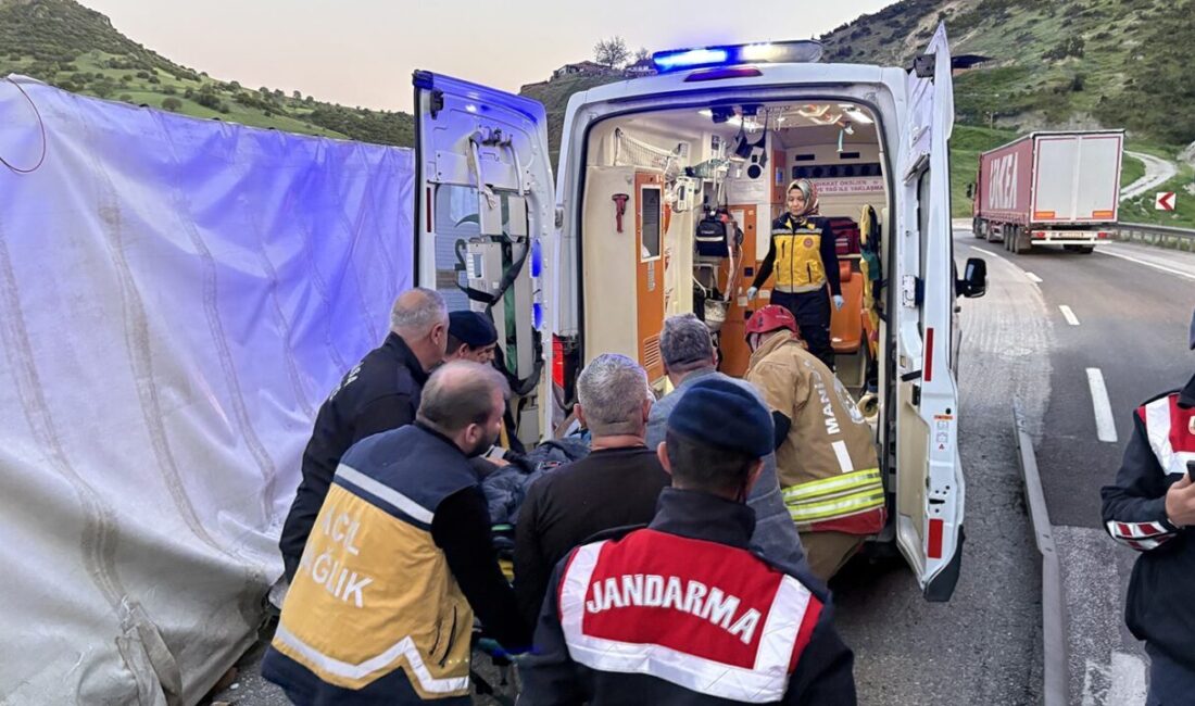 Manisa’nın Kula ilçesinde meydana gelen trafik kazasında, bir tır refüje