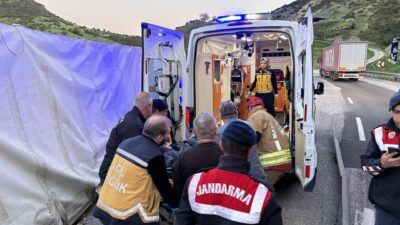 Manisa’nın Kula ilçesinde meydana gelen trafik kazasında, bir tır refüje