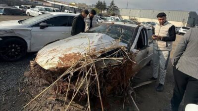 Akçakale ilçesinde meydana gelen trafik kazasında otomobil devrildi ve sürücü