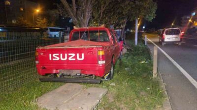 Bursa’da meydana gelen trafik kazasında bir kamyonet kontrolden çıkarak refüjdeki