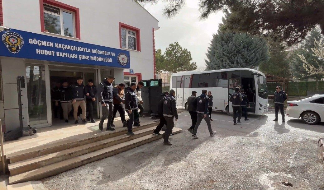 Göçmen kaçakçılığıyla mücadele kapsamında Konya merkezli 4 ilde düzenlenen operasyonda