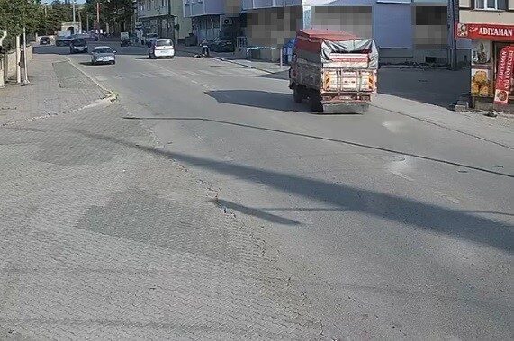 Konya’nın Kadınhanı ilçesinde bir kamyonetin açık bırakılan kasası kapağının çarpması