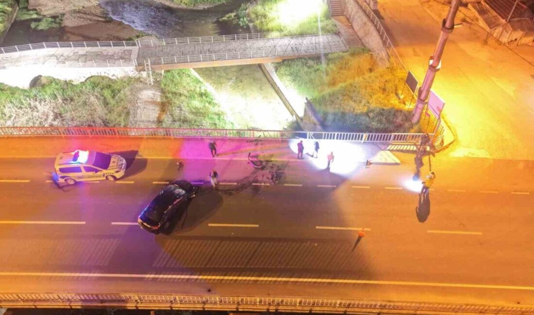 Düzce’de meydana gelen bir trafik kazasında, bir otomobil köprü korkuluklarına