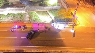 Düzce’de meydana gelen bir trafik kazasında, bir otomobil köprü korkuluklarına