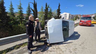 Karabük’te bir köprü üzerinde meydana gelen kazada, kontrolü kaybeden bir