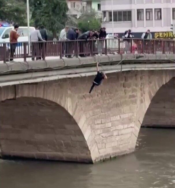 Yeşilırmak Nehri üzerinde bulunan Künç Köprüsü’nden atlayan bir kişi, Amasya’da