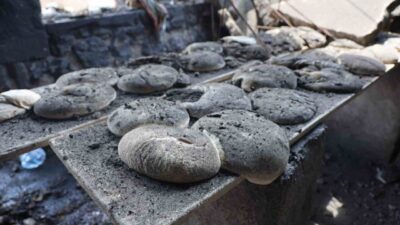 Nevşehir’in Derinkuyu ilçesine bağlı Çakıllı köyünde kadınların ekmek pişirdiği fırında