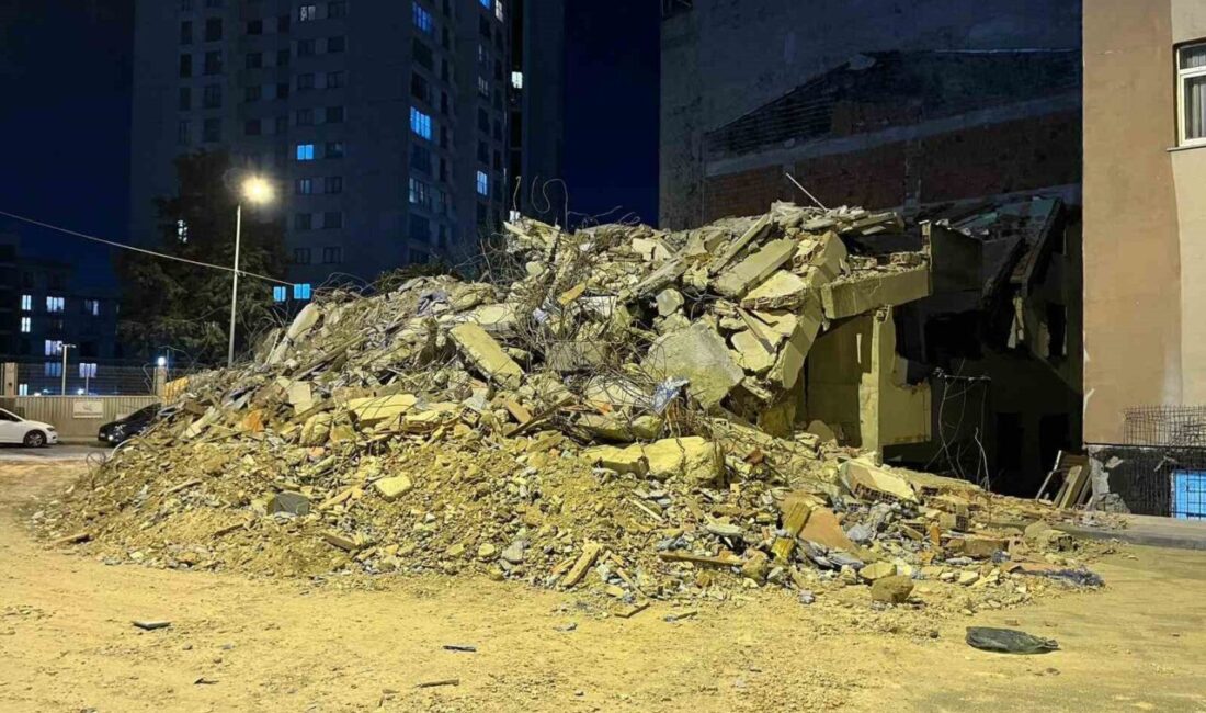 İstanbul Küçükçekmece ilçesinde, kentsel dönüşüm çalışmaları kapsamında bulunan bir bina,