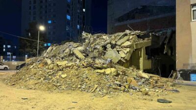 İstanbul Küçükçekmece ilçesinde, kentsel dönüşüm çalışmaları kapsamında bulunan bir bina,