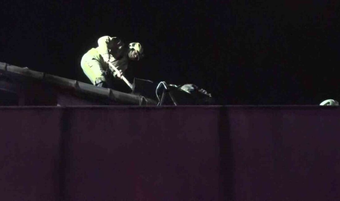 Küçükçekmece ilçesinde bir otelde gece saatlerinde çıkan yangın, itfaiye ekiplerinin