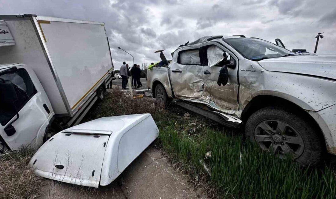 Kulu ilçesinde meydana gelen trafik kazasında, kamyonet ile pikabın çarpışması