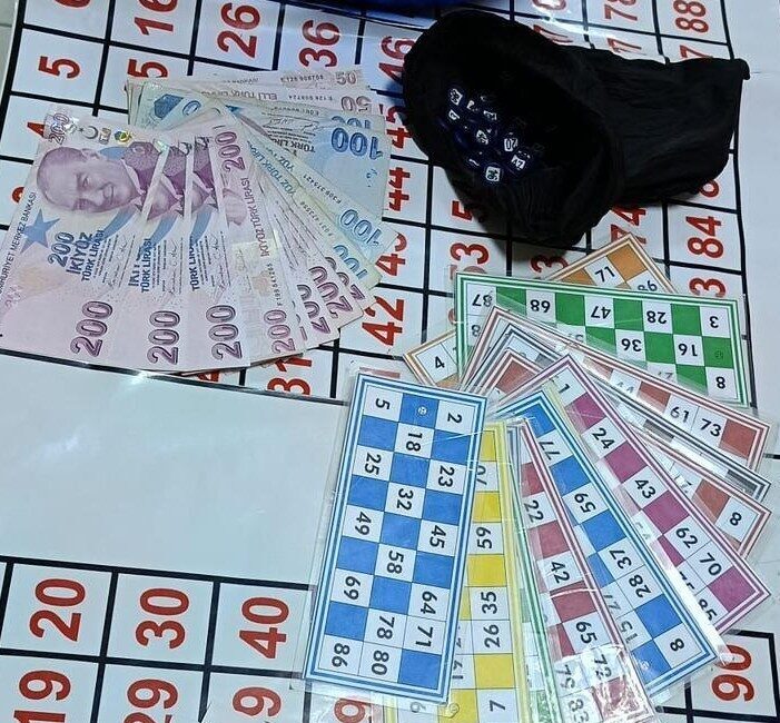 Kozan ilçesinde kumar oynatıldığı belirlenen adreslere yapılan eş zamanlı operasyonlarda