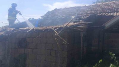 Kumlu ilçesindeki bir müstakil ev, Akpınar Mahallesi’nde çıkan yangın sonucunda