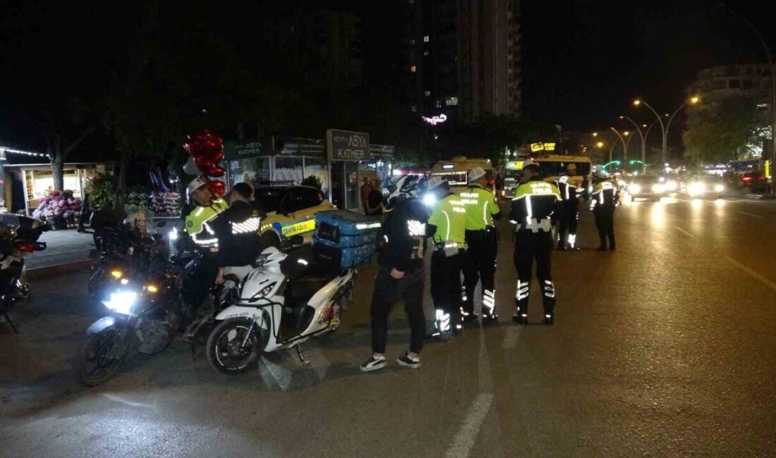 Adana’da akşam saatlerinde motosiklet sürücülerine yönelik gerçekleştirilen denetimlerde, kurallara uymayan