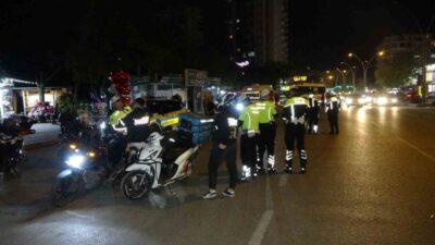 Adana’da akşam saatlerinde motosiklet sürücülerine yönelik gerçekleştirilen denetimlerde, kurallara uymayan