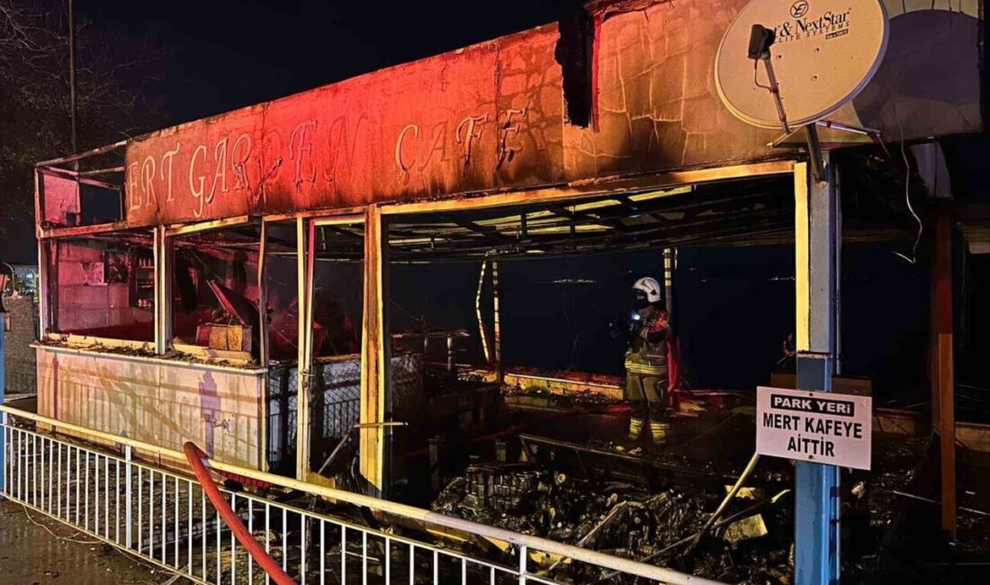Gemlik ilçesinde bir kafede gece meydana gelen yangın, itfaiye ekiplerinin