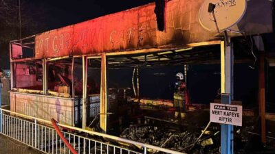 Gemlik ilçesinde bir kafede gece meydana gelen yangın, itfaiye ekiplerinin