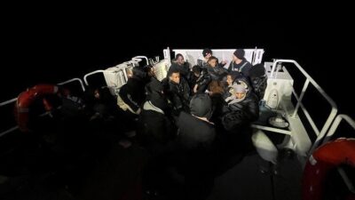 Kuşadası açıklarında lastik bot içinde 19 kaçak göçmen tespit edildi.