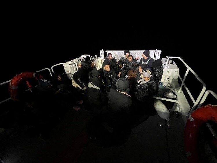 Kuşadası açıklarında lastik bot içinde 19 kaçak göçmen tespit edildi.