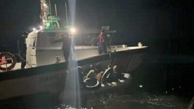 Kuşadası ilçesinde yasa dışı yollardan denize açılan bir grup düzensiz