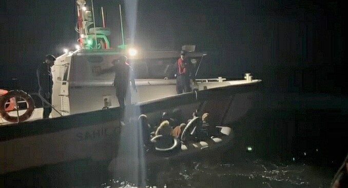 Kuşadası ilçesinde yasa dışı yollardan denize açılan bir grup düzensiz