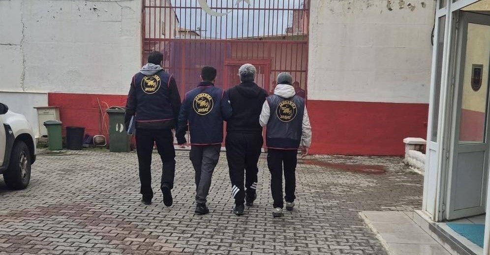 Kuşadası ilçesinde 3 yıldır kaçak olarak aranan ve çeşitli suçlardan