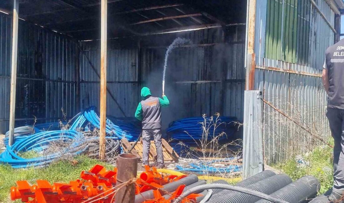 Domaniç ilçesinde bulunan bir işletmenin depo kısmında çıkan yangın, itfaiye