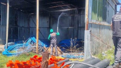 Domaniç ilçesinde bulunan bir işletmenin depo kısmında çıkan yangın, itfaiye