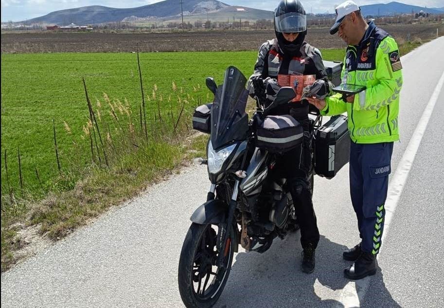 Kütahya’da, jandarma ekiplerinin katılımıyla motosiklet ve motorlu bisiklet sürücülerine yönelik