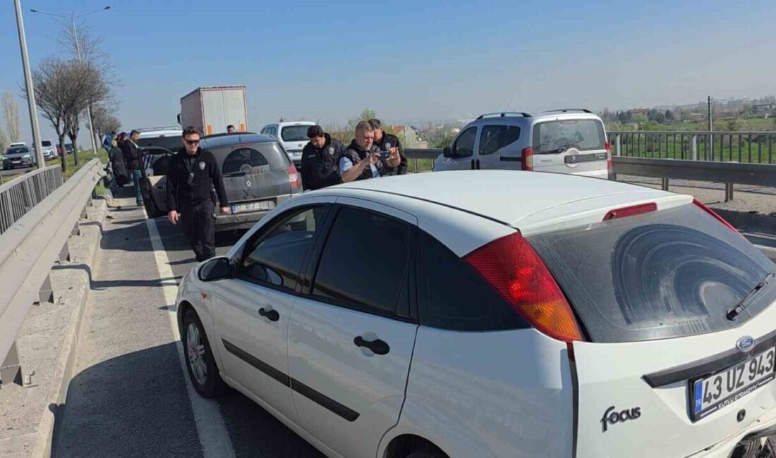 Kütahya’da yaşanan zincirleme trafik kazasında 5 araç birbirine girdi ve