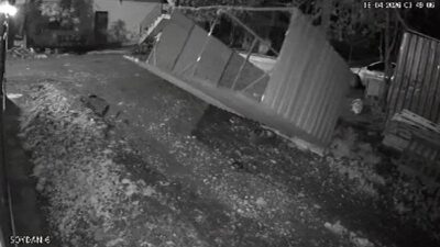 Hatay’da yaşanan fırtına, bir evin bahçesindeki tavuk kümesini havaya uçurduğu