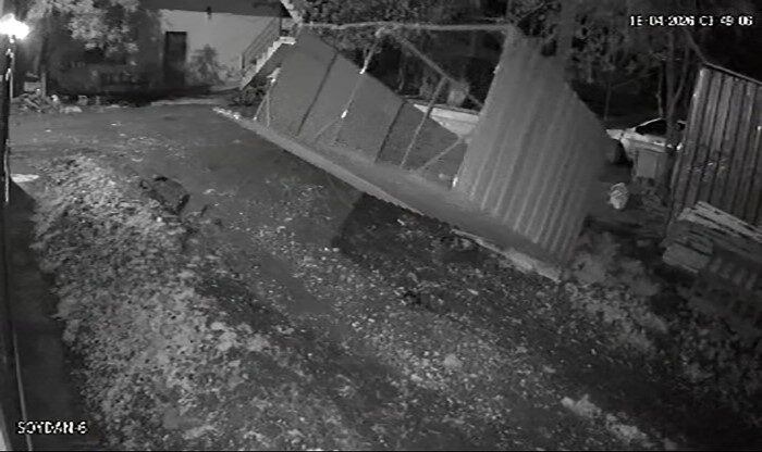 Hatay’da yaşanan fırtına, bir evin bahçesindeki tavuk kümesini havaya uçurduğu