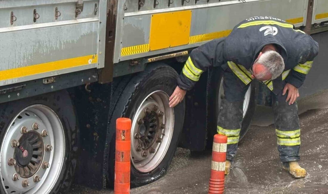 Eskişehir’de, seyir halindeyken lastiği patlayan ve ardından tekerinden dumanlar yükselen