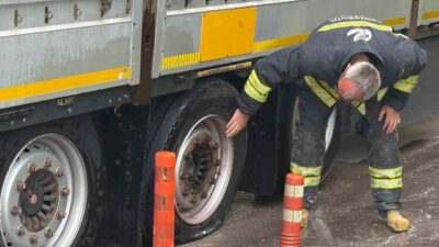 Eskişehir’de, seyir halindeyken lastiği patlayan ve ardından tekerinden dumanlar yükselen