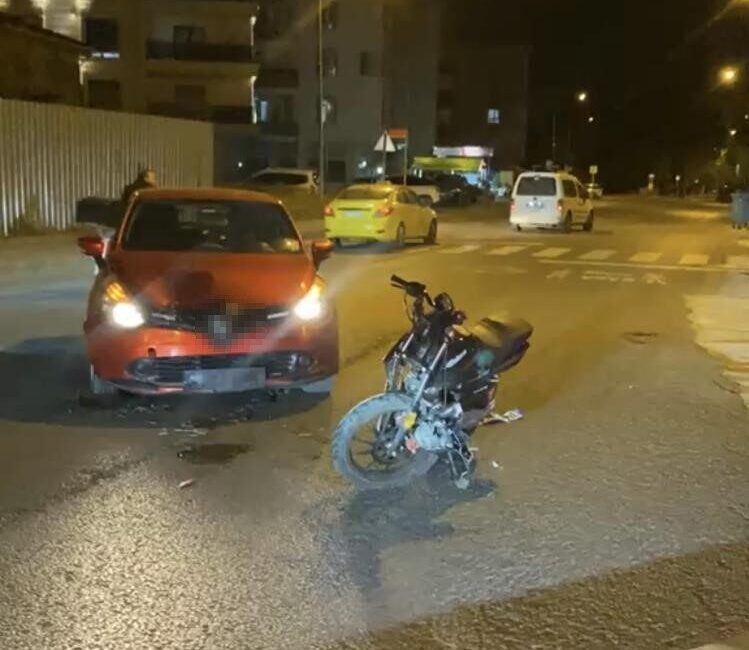 Lüleburgaz ilçe merkezinde gerçekleşen trafik kazasında, otomobille çarpışan motosiklet sürücüsü