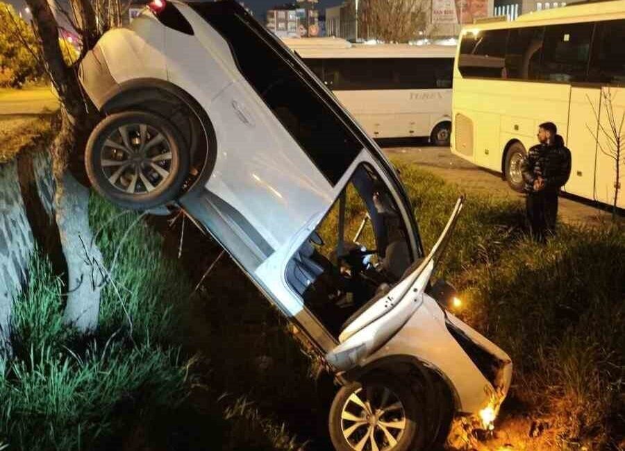 Kırklareli’nin Lüleburgaz ilçesinde bir aracın kontrolünden çıkarak bir alışveriş merkezinin