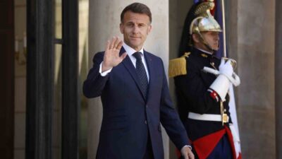 Fransa Cumhurbaşkanı Emmanuel Macron, İran Cumhurbaşkanı Mesud Pezeşkiyan ile yaptığı