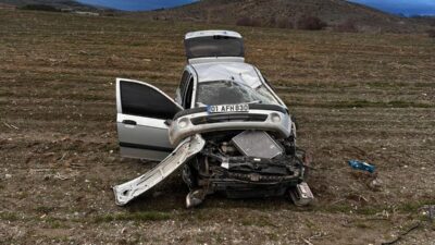 Malatya’da bir sürücü kontrolünü kaybederek aydınlatma direğine çarptı ve aracı