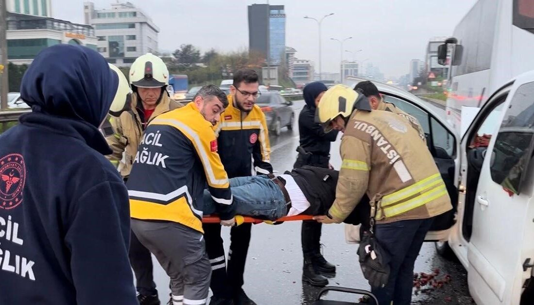 Maltepe’de meydana gelen trafik kazasında, hafif ticari araç yol kenarında