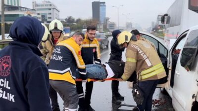 Maltepe’de meydana gelen trafik kazasında, hafif ticari araç yol kenarında