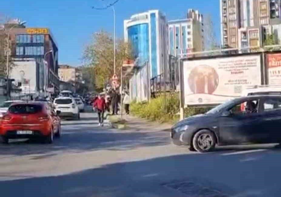 Maltepe’de bir kadın sürücünün manevra yaparak neden olduğu trafik olayı,