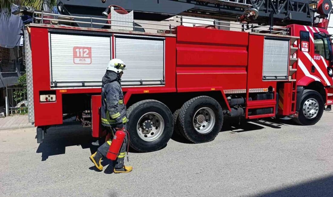 Manavgat ilçesindeki bir dairenin bacasında çıkan yangın, itfaiye ekipleri tarafından