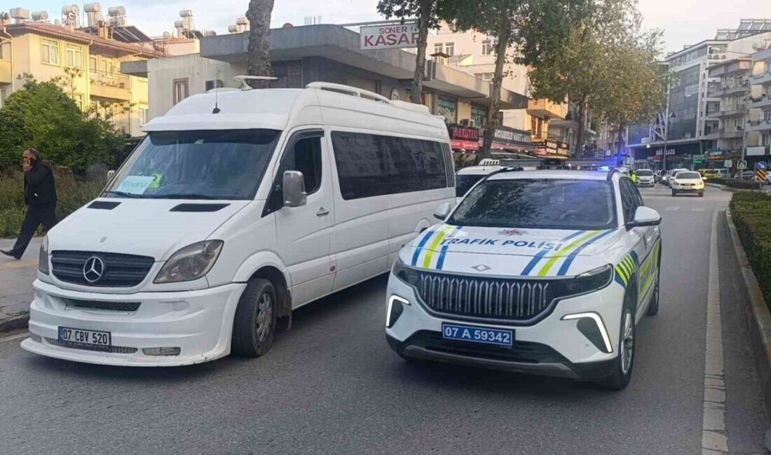 Manavgat ilçesinde motosiklet ile minibüsün çarpışması sonucu meydana gelen trafik