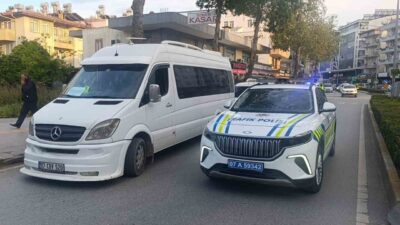 Manavgat ilçesinde motosiklet ile minibüsün çarpışması sonucu meydana gelen trafik