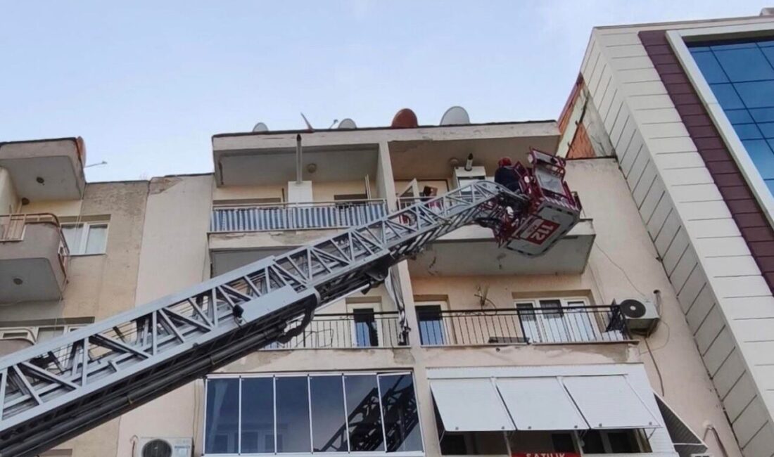Turgutlu ilçesindeki bir apartman dairesinde, çamaşır makinesinden çıkan yangın kısa