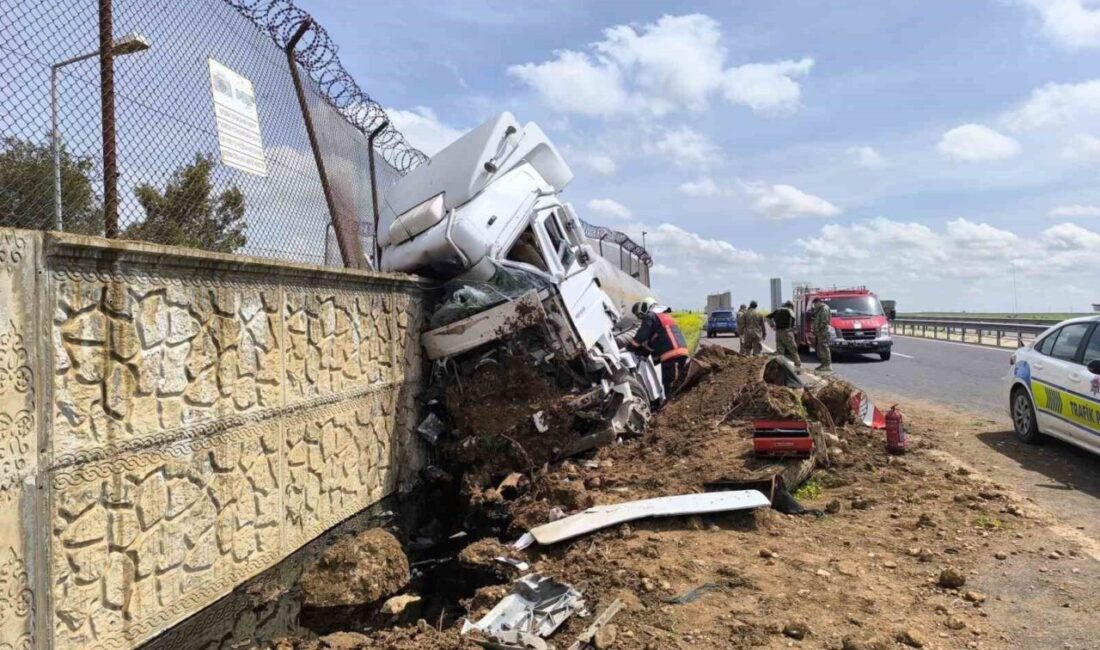 Mardin’in Nusaybin ilçesinde seyir halindeki bir yakıt tankeri, Yeniköy Mahallesi’nde