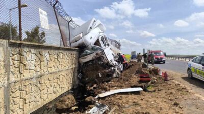 Mardin’in Nusaybin ilçesinde seyir halindeki bir yakıt tankeri, Yeniköy Mahallesi’nde