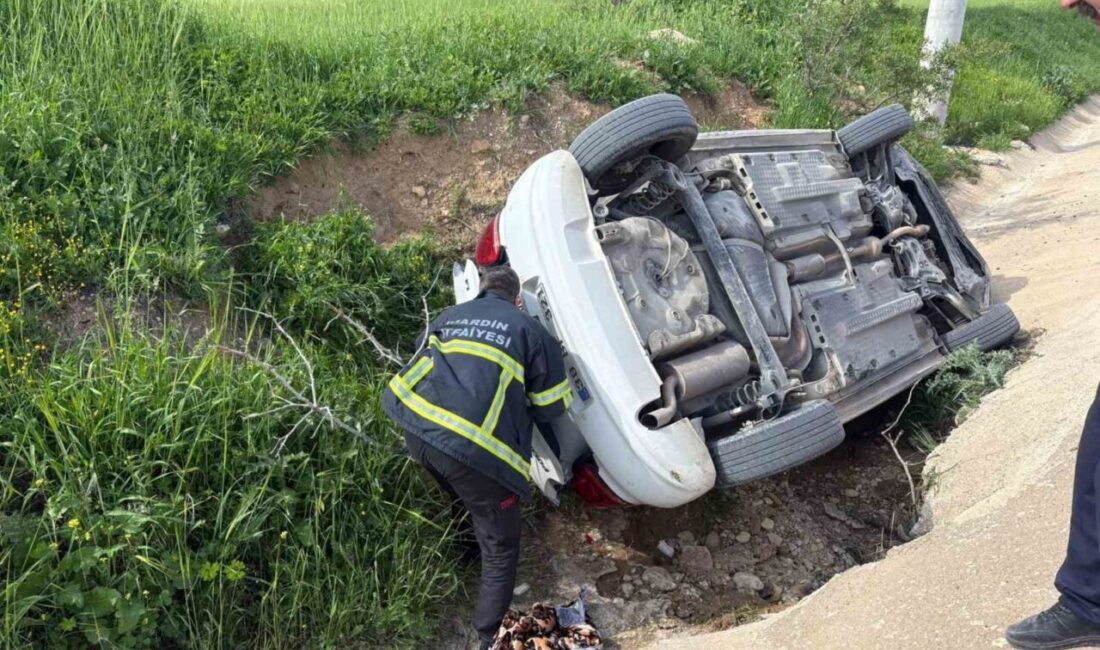 Mardin’in Artuklu ilçesinde meydana gelen trafik kazasında bir otomobilin yol